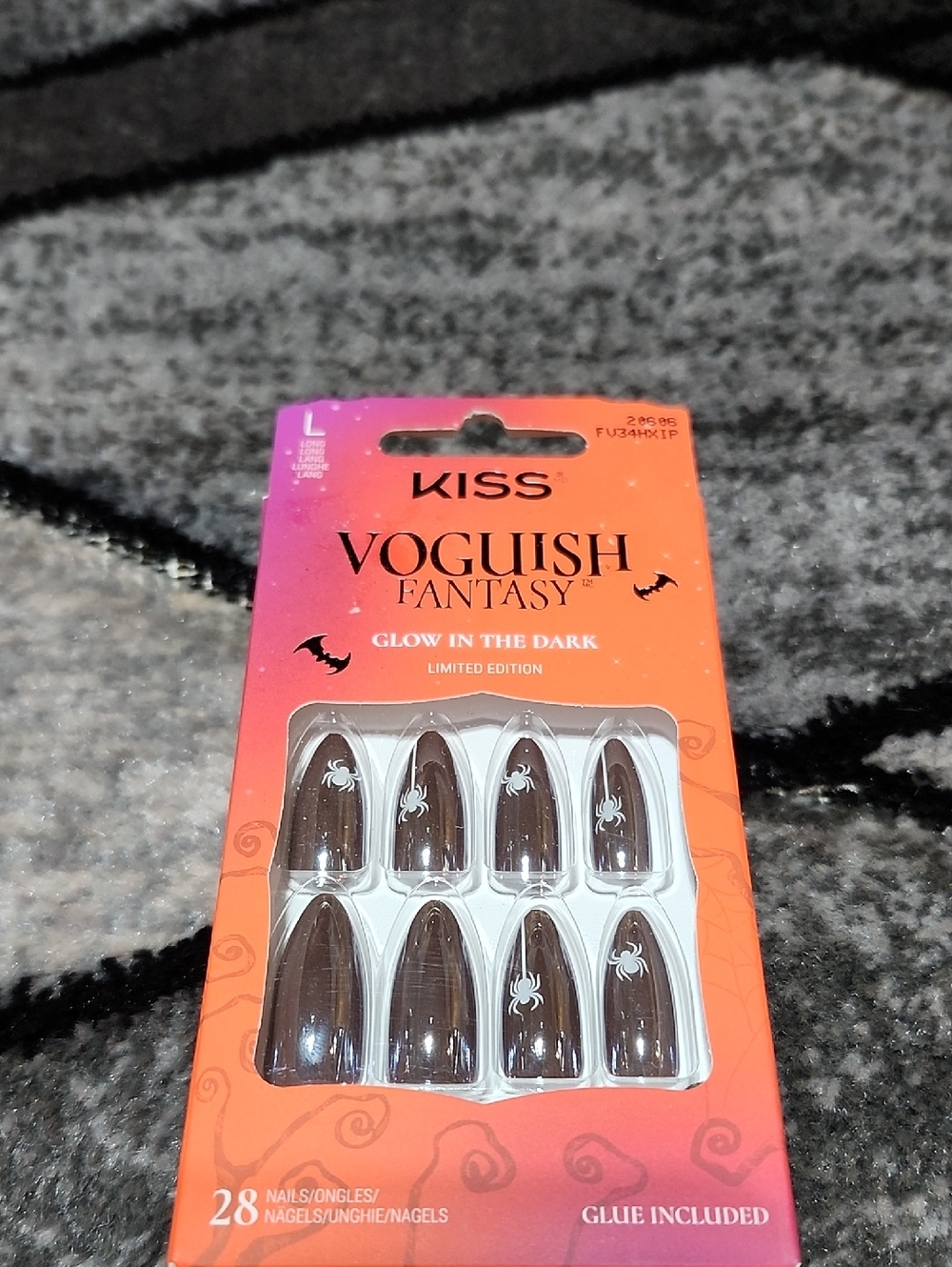 KISS LIMITED EDITION VOGUISH FANTASY GLOW-IN-DARK COSMIC AREA LONG ALMOND SHAPE